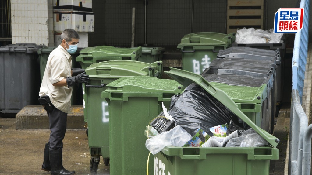 垃圾徵費明年4月1日實施，惟大部分物管公司未與業主談妥收費的細節安排。資料圖片