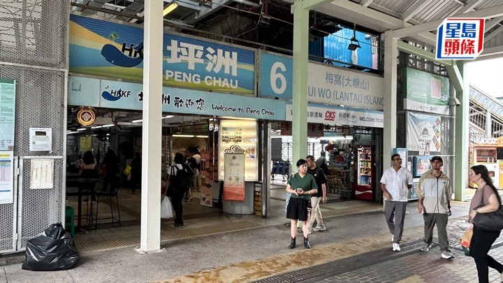 離島居民趕搭渡輪回家。蔡楚輝攝