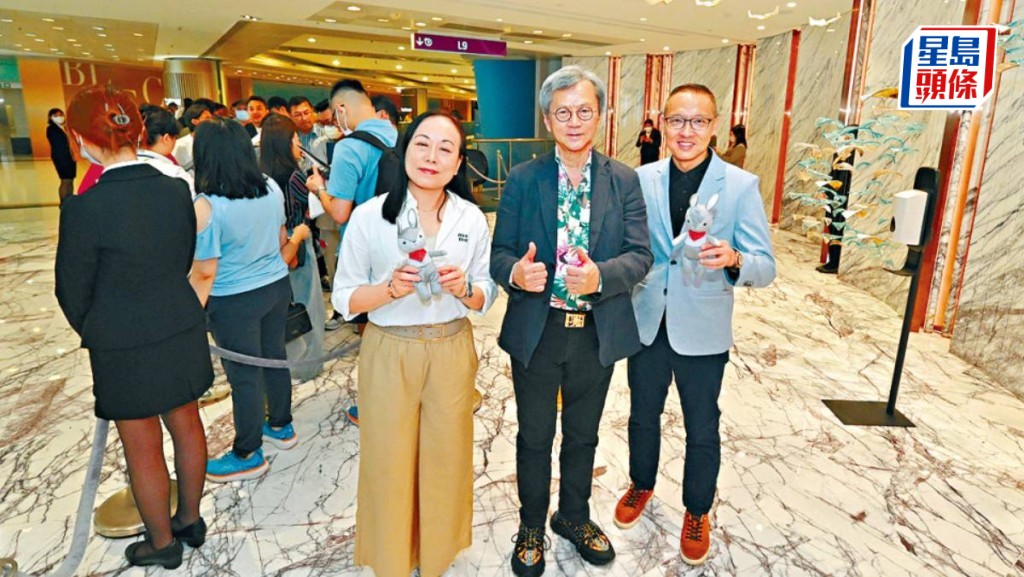 長實趙國雄（中）表示，Blue Coast料落成後回報可達3至4厘，吸引投資者入票；右為郭子威、左為楊桂玲。