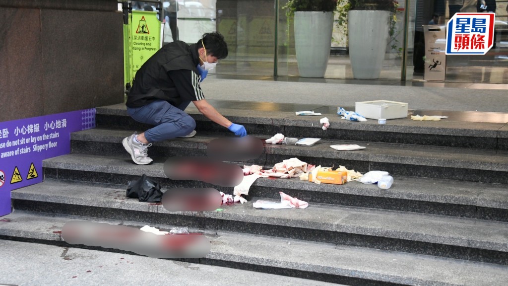 現場遺下大灘血迹。楊偉亨攝