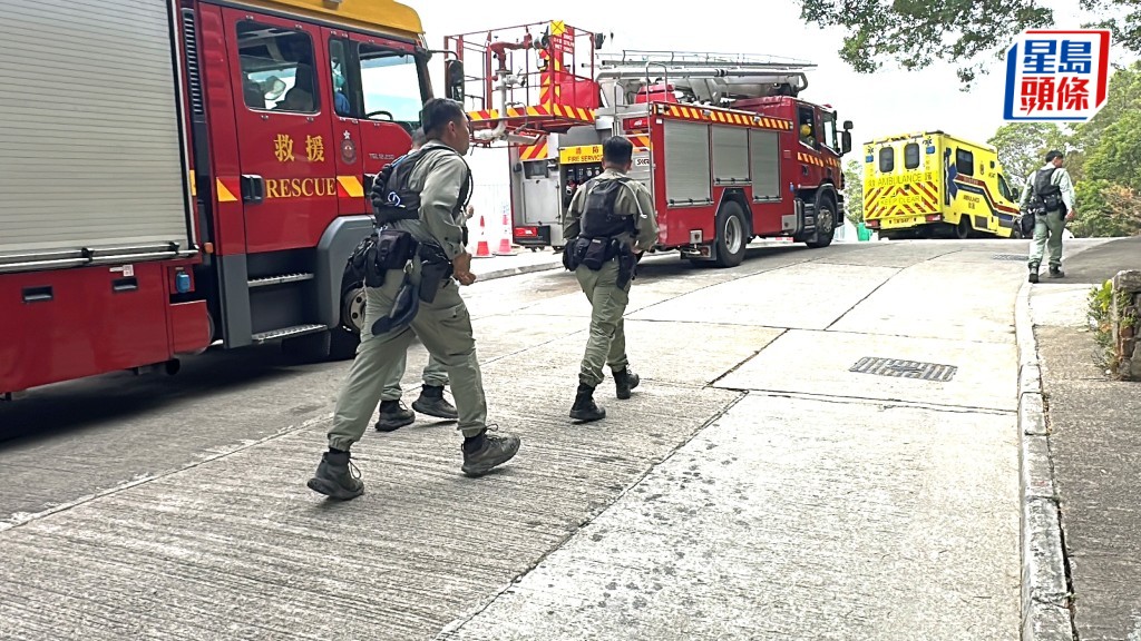 救援人員登山搜索。劉漢權攝
