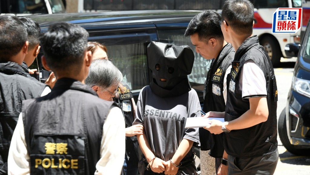 女綁匪被探員押解到將軍澳廣場重組案情。楊偉亨攝