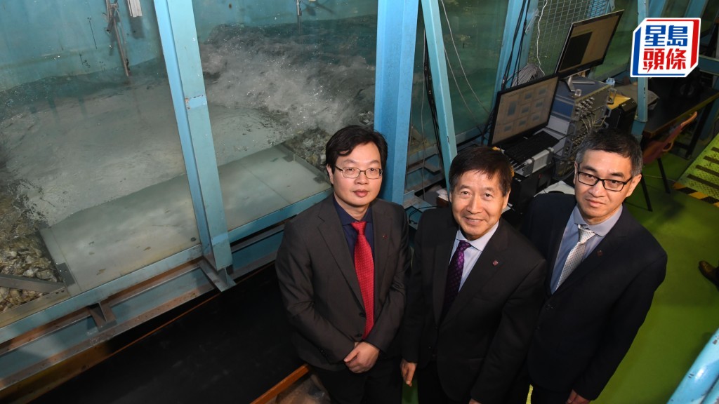 李向東（中）指，理大團隊正在校園內的水利工程實驗室模擬海浪拍岸的過程，探索創新方法減低波浪衝擊力。何健勇攝 