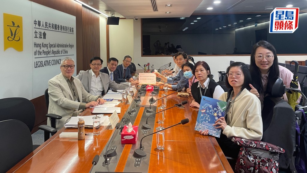 社區組織協會及多名病人到立法會申訴，呼籲關注「因病致貧」問題。蕭博禧攝