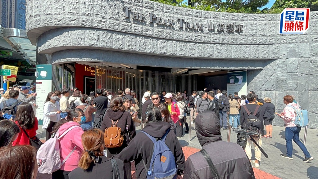 山頂纜車一度服務暫停，逾500人排隊等上山頂。楊偉亨攝