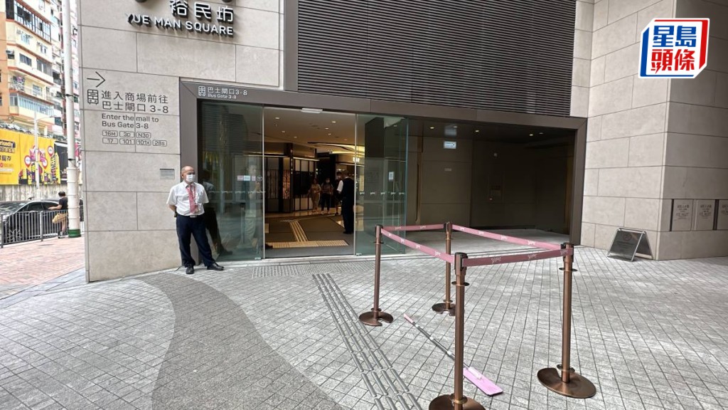 觀塘物華街凱滙住宅大廈墮下一個約3呎半長的地拖板，擊中一名男途人。劉漢權攝