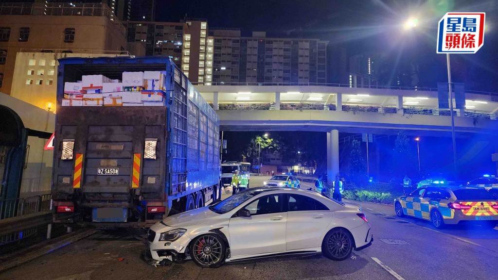 平治私家車失控撞向一輛停泊路邊的運菜車。