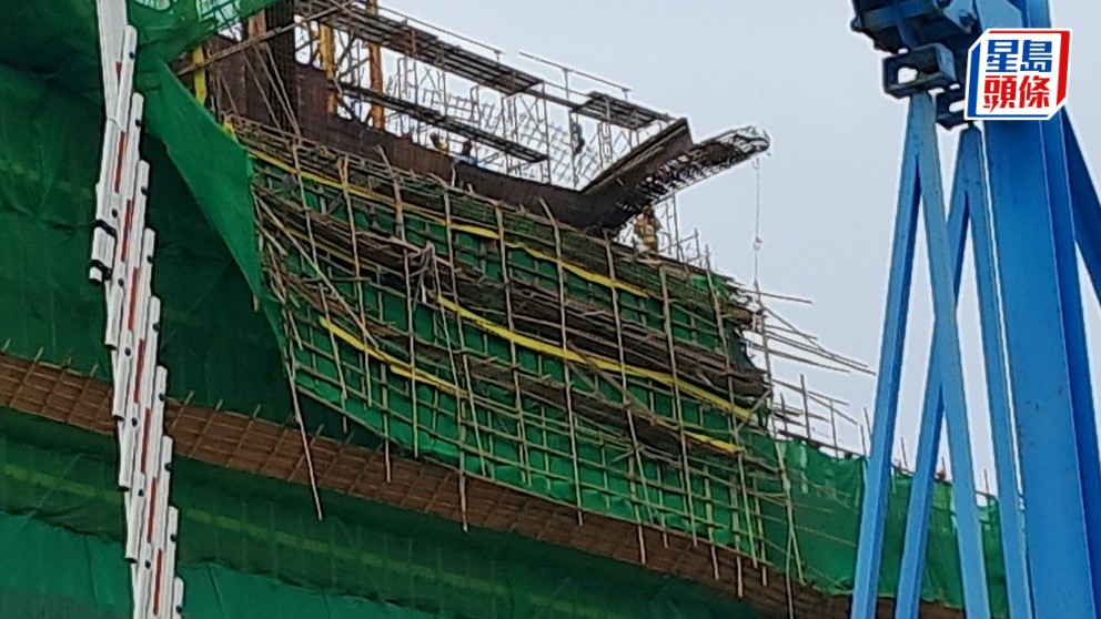 將軍澳中醫醫院興建中地盤塌棚架。林思明攝