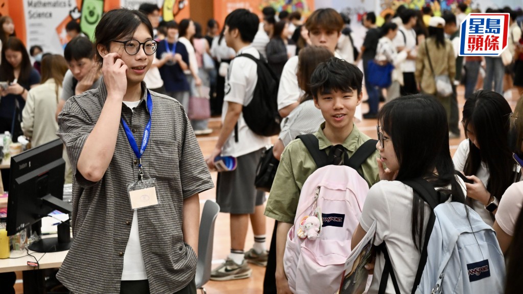 在學額竸爭激烈下，大批應屆考生到自資院校報讀課程，港大附屬學院接獲逾2.4萬人申請。 劉駿軒攝