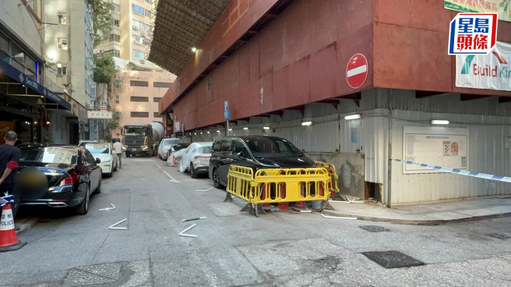 地盤墮下膠喉擊中途人及兩車。曾志恒攝