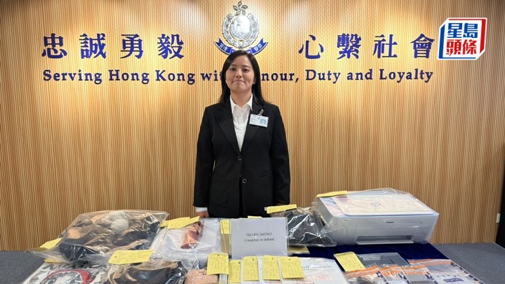警方講述案件並展示證物。梁國峰攝