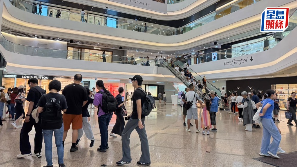 國慶黃金周｜時代廣場華麗轉身告別冷清！扶手電梯現人龍 咖啡店客滿運動舖迫爆  邵家輝料與盛事有關