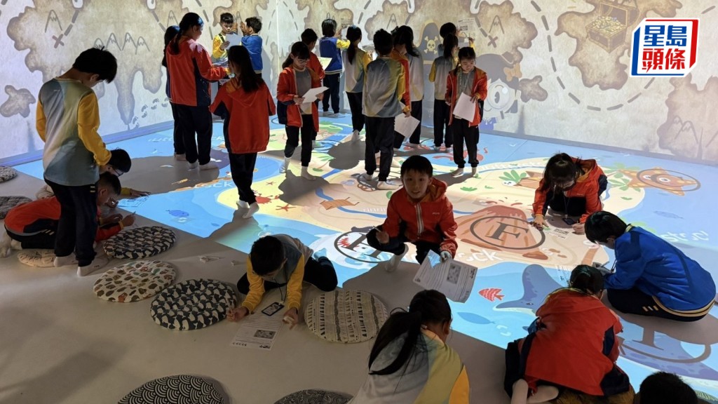 基督教培恩小學的「沉浸式虛擬實境教室」可切換虛擬場景，讓學生投入學習。受訪者提供