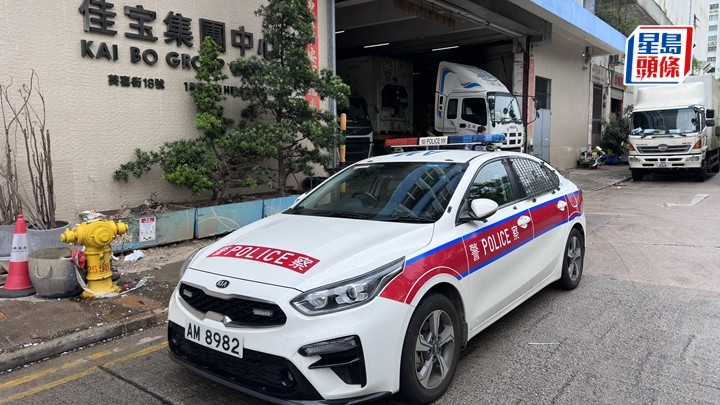 工人遭機器鎅傷手,警員調查意外原因。梁國峰攝