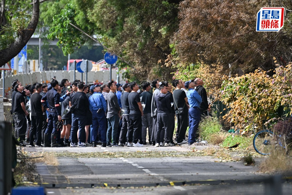 殉職消防及死者的家屬到場路祭。蘇正謙攝