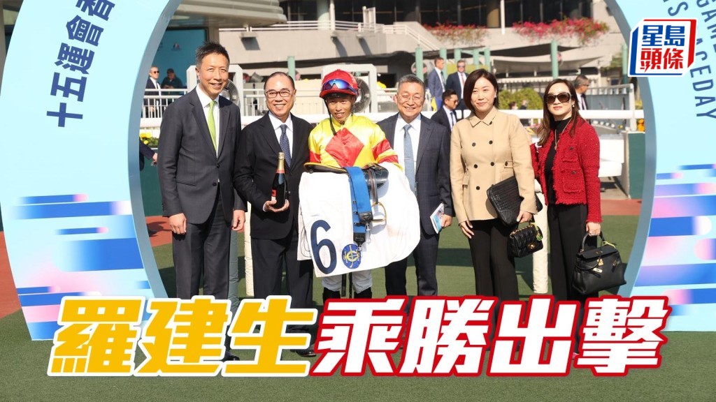 「喜至寶」今場的鞍上人正是剛為「喜慶寶」贏馬的何澤堯，羅建生 (左二) 有機會一周內兩度在沙田拉頭馬。