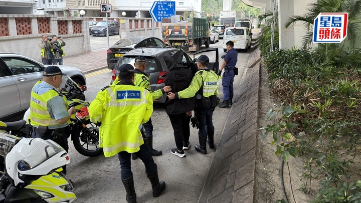 男子疑停牌期間駕駛毒品快餐車，遇巡警追截落網。梁國峰攝
