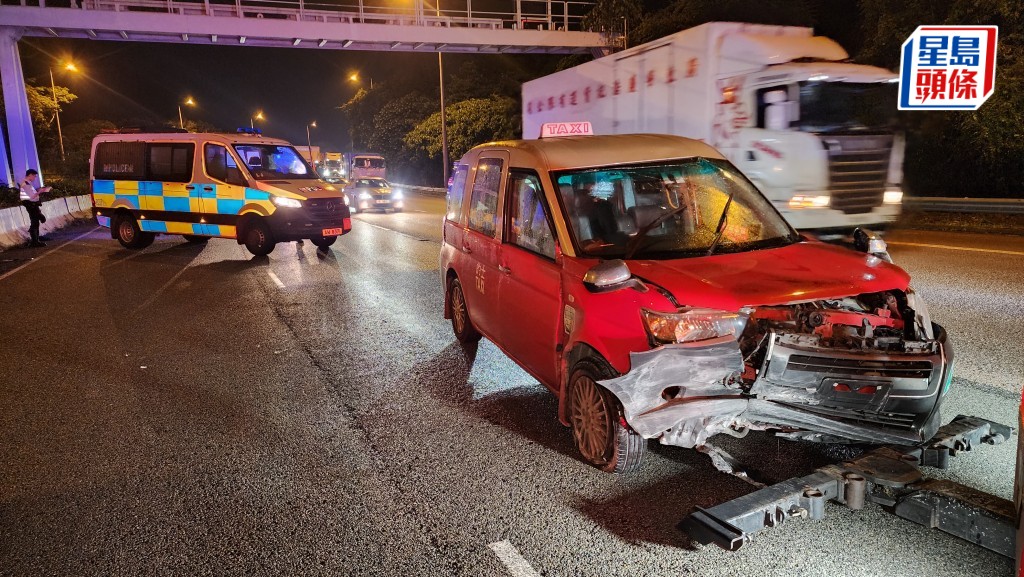 的士車頭嚴重損毀。黎志偉攝