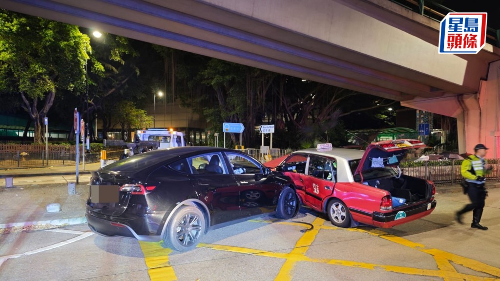 跑馬地Tesla攔腰撼的士，3人受傷送院。黎志偉攝