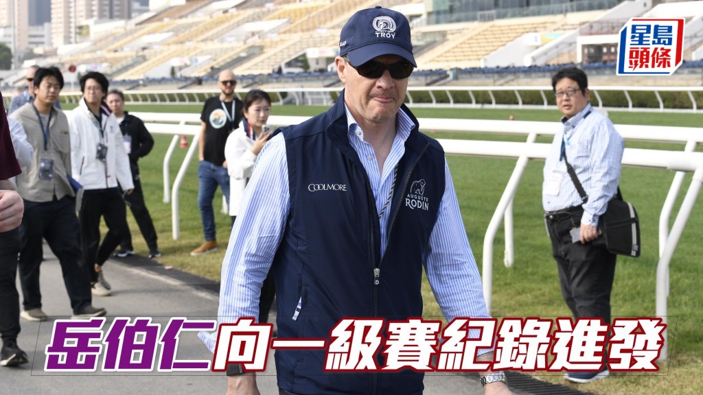 練馬師岳伯仁 (圖) 今年已贏得二十一場一級賽，距離他在一七年創下的二十八場一級賽紀錄只欠七場。