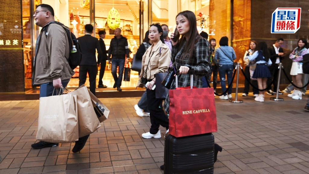 受惠早前深圳恢复一签多行，商场人流及消费都录得近双位数字的增长。资料图片