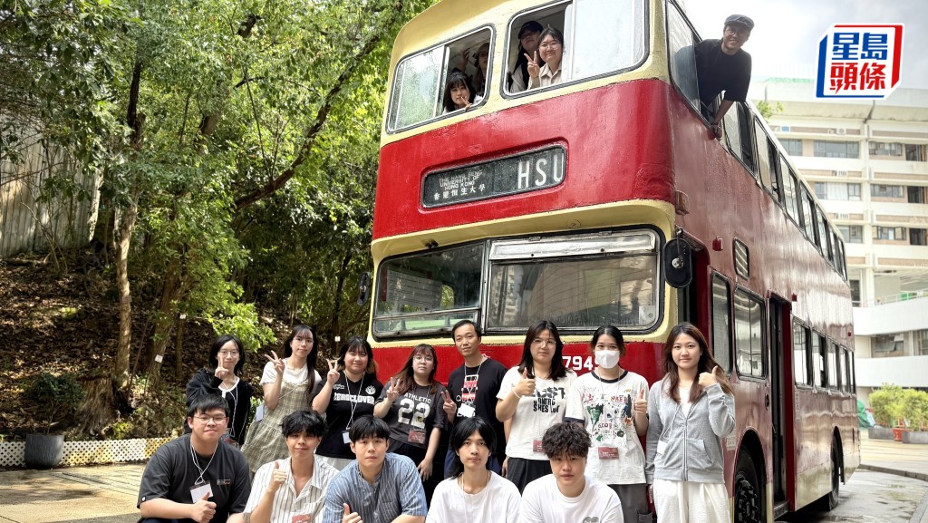 閒置逾20年的「熱狗」利蘭勝利二型巴士，在恒生大學師生聯同專業人士的巧手修復，重返公眾視野。佘丹薇攝