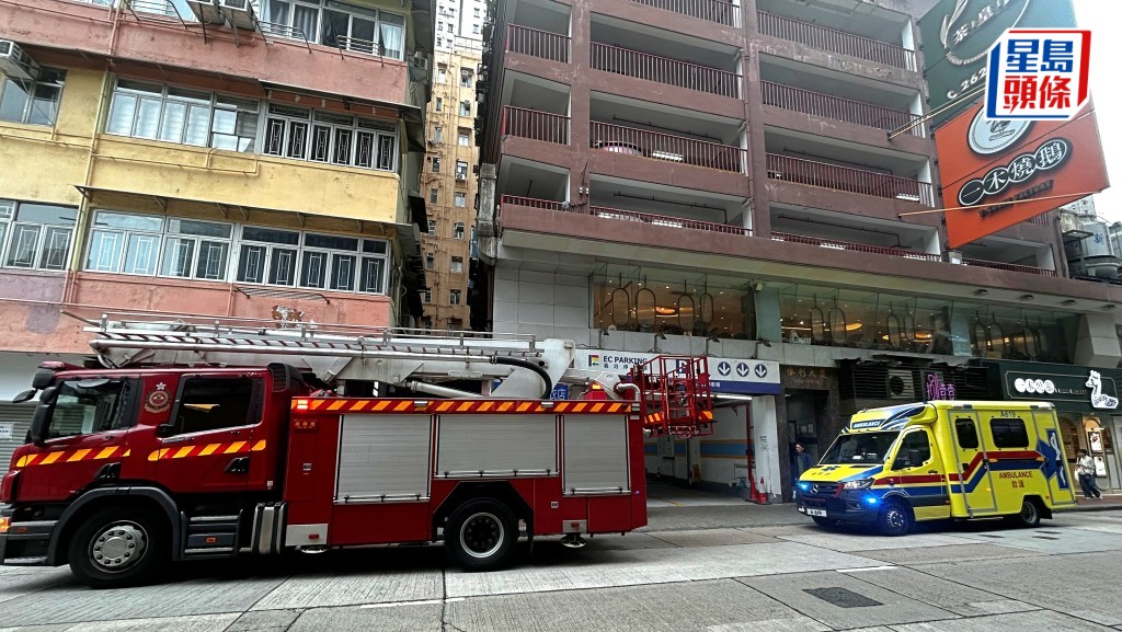 依利大廈有單位冒煙，消防到場。楊偉亨攝