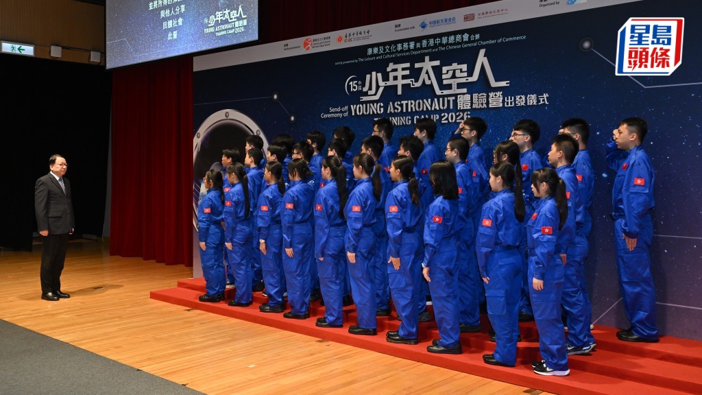 參與「少年太空人體驗營」30名小太空人在陳國基（左）見證下監誓，下周四展開行程。政府新聞處圖片