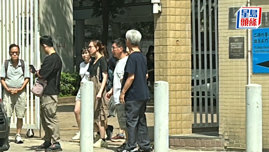 死者家屬今早到殮房認屍。林思明攝