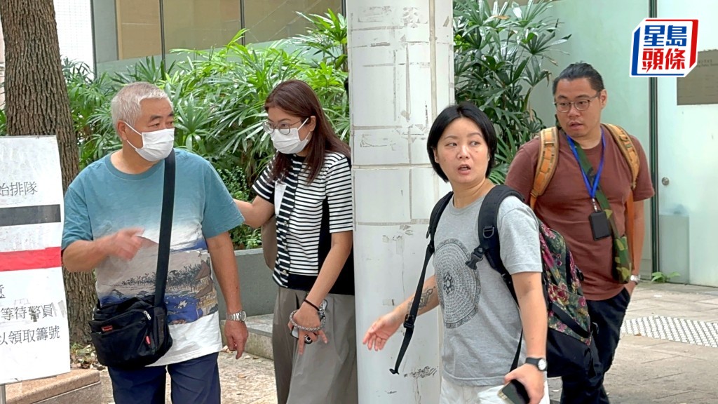 死者家屬包括胞兄（圖左一）到殮房認屍後，黯然離開。梁國峰攝