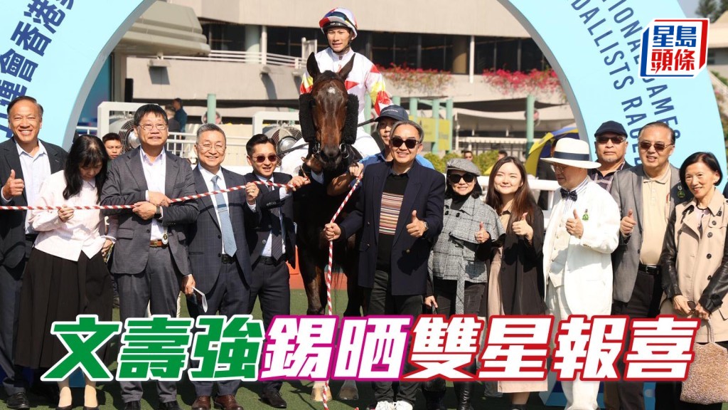 「雙星報喜」馬主文壽強 (中) 對於愛駒，取得在港首場頭馬感到很高興，日前特意入倉探望該駒。