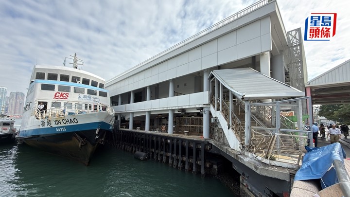 新渡輸撞毀碼頭梯級、石壆和鐵欄，船頭亦損毀。梁國峰攝。