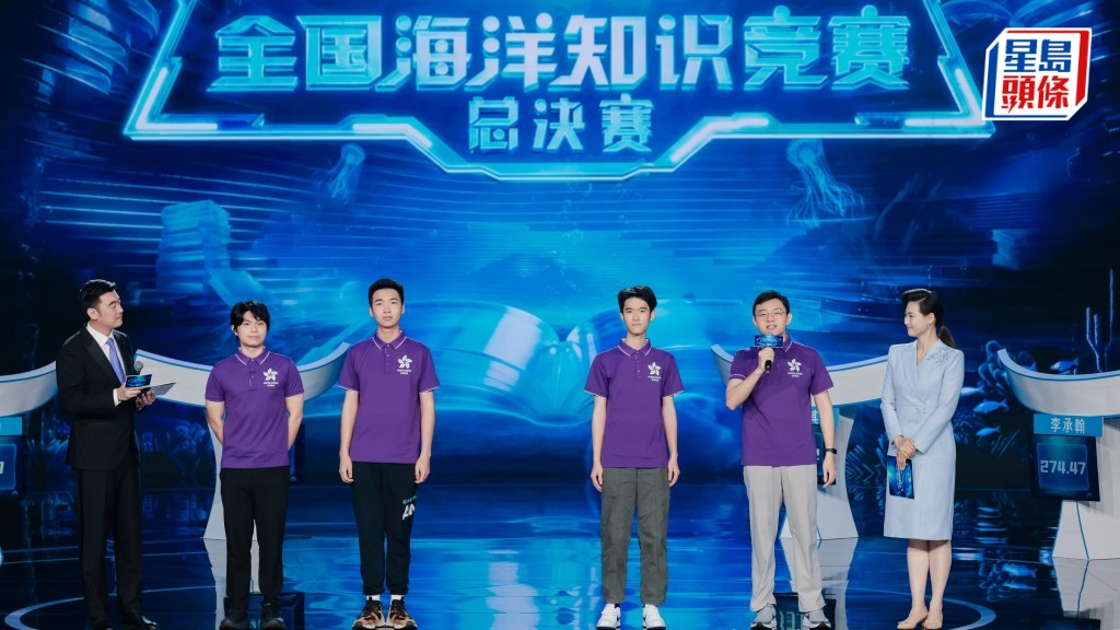 港隊成員劉潤潔（右二）、伍俊雄（右三）、黃昶彬（左三）及簡子汶（左二），在台上分享參賽感想。中大提供