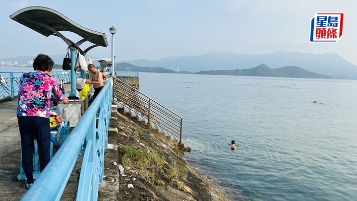 碼頭對開海面有多人游泳。蔡楚輝攝