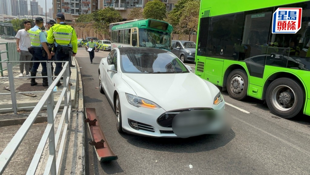 小瀝源路發生三車相撞意外。楊偉亨攝