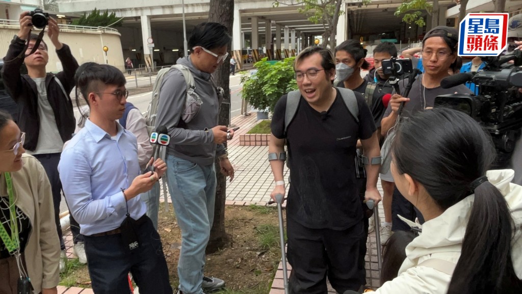 意外受伤的郭先生撑著拐杖上楼执拾。蔡楚辉摄