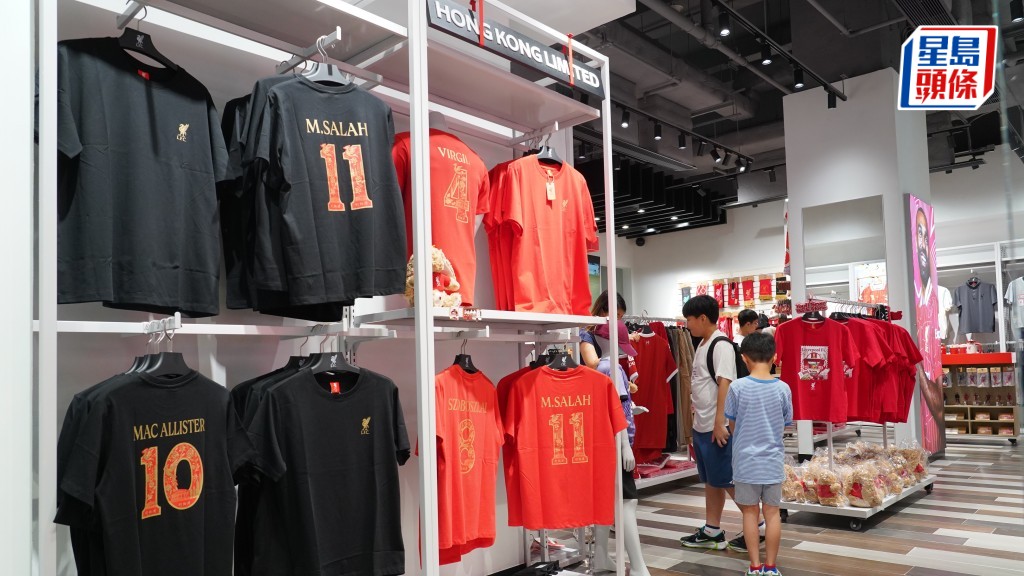 香港足球盛會2025︱球迷到官方周邊店掃貨 沙拿小粉絲買波衫撐偶像