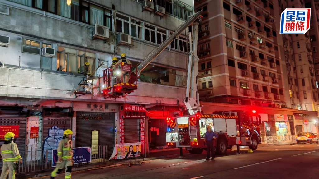 佐敦單位搭棚更換冷氣 九臂架移位搖搖欲墜 消防升雲梯拆除。蔡楚輝攝