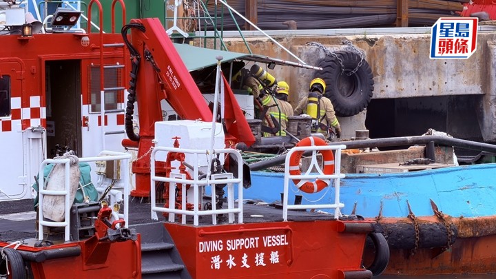 消防員將煙撲滅後，檢查船艙。梁國峰