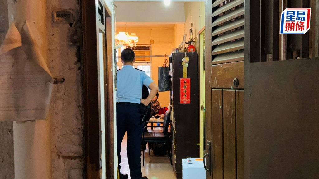 單位遭打爛玻璃爆竊,警員到場調查。蔡楚輝攝
