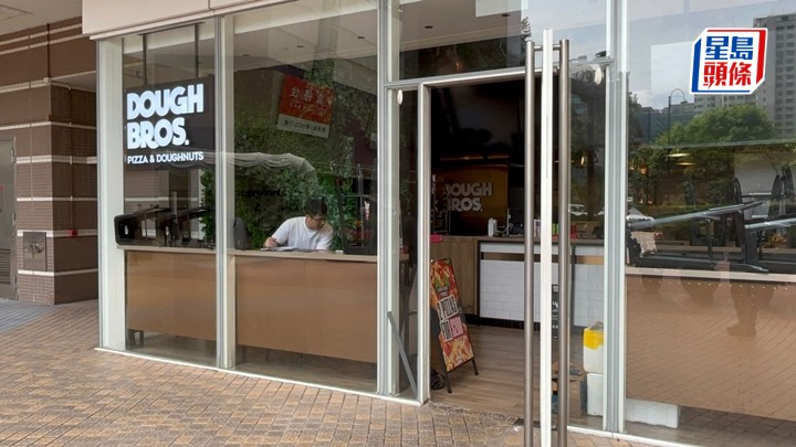 奧海城「Dough Bros.」遭爆竊，警方在店內調查。楊偉亨攝