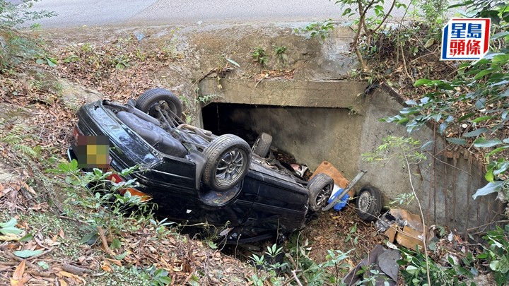 私家車墮坡「反肚」。梁國峰攝