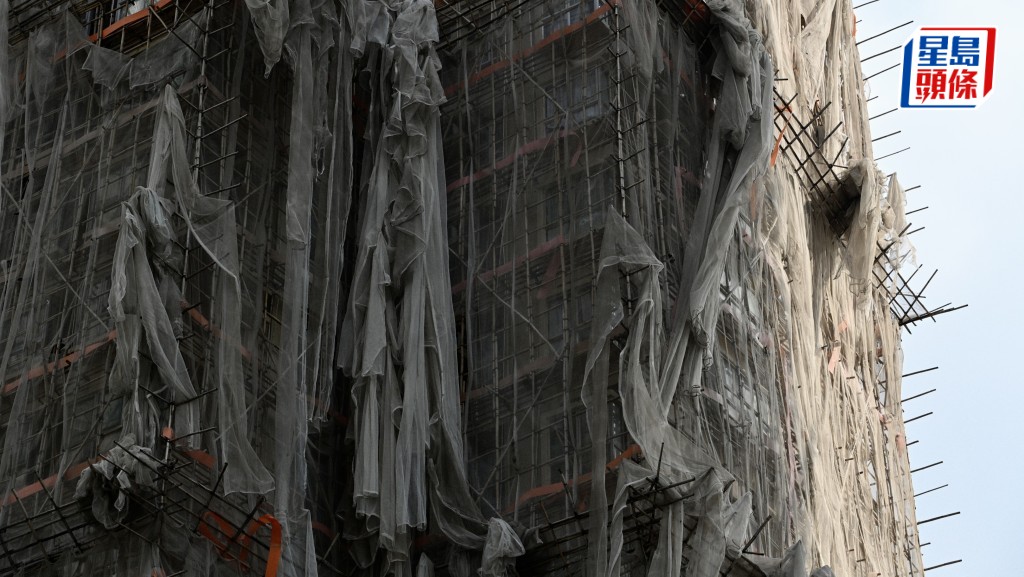 宏福苑五級火︱224幢私樓棚網已移除 4宗獲延期 2幢由政府承建商代拆 會追回費用。