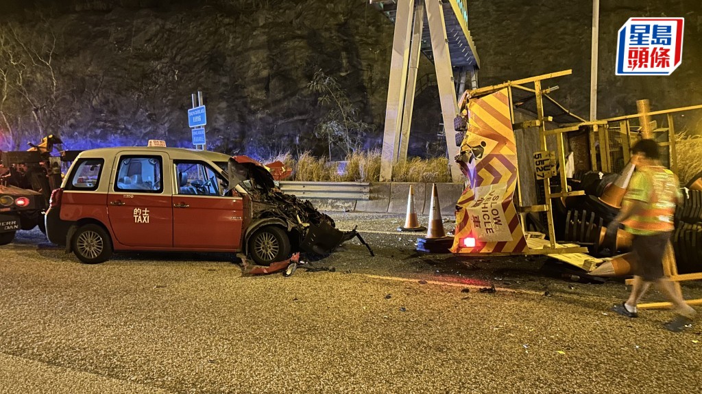 工程箭嘴車為渣打馬拉松封路期間，與一輛的士發生相撞，造成六人受傷。蔡楚輝攝