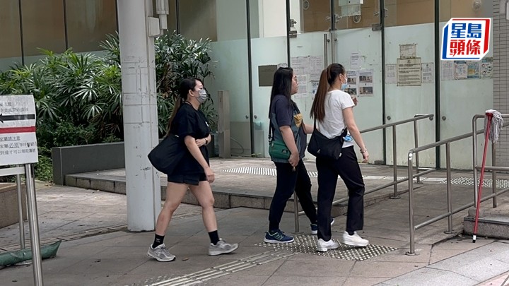 家屬在工權會職員陪同下到殮房認屍,之後離開。梁國峰攝