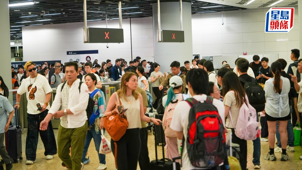 佛誕連假最後一日，不少北上港人相繼回港。西九龍高鐵站抵港大堂今日下午人流絡繹不絕。