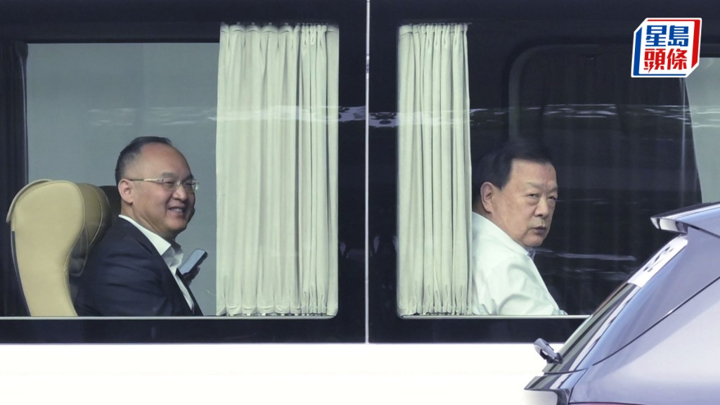 港澳辦主任夏寶龍(右)傍晚抵禮賓府，與李家超及高層官員座談，副主任農融(左)亦隨行。