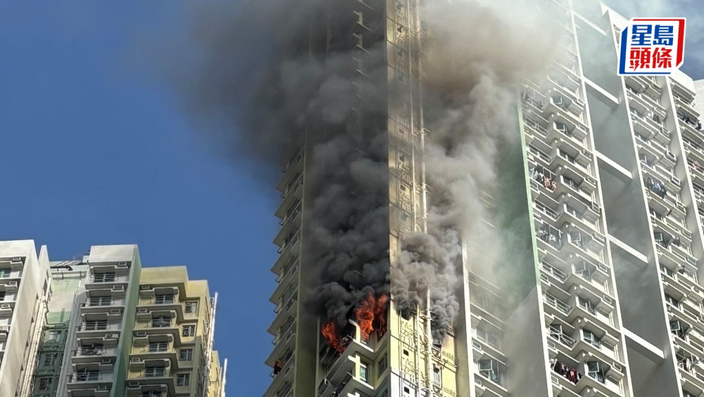 單位起火冒濃煙。​ 讀者提供  ​