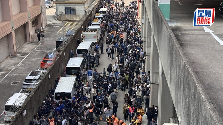 大批車廠職員疏散。梁國峰攝