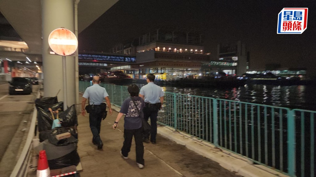 上环林士街停车场对开女子堕海 消防小艇救起 昏迷送院抢救后不治。黎志伟摄